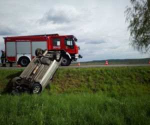 Zjechał na przeciwny pas drogi i dachował. 19-latek w szpitalu