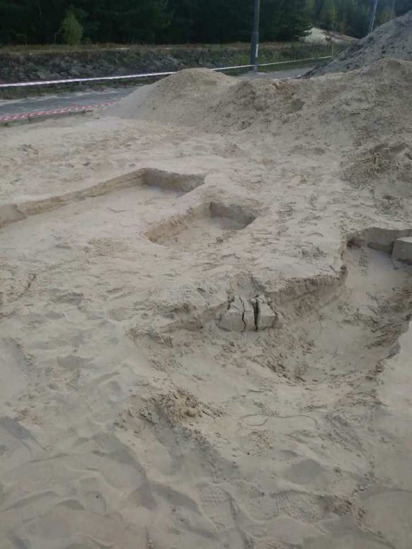 Kości wychodzą z ziemi przy torach. To szczątki żołnierzy Armii Czerwonej