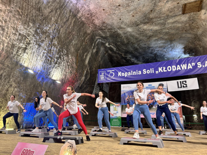 Trening fitness na stepie 600 metrów pod ziemią. Poznanianki zawalczyły o rekord Guinnessa
