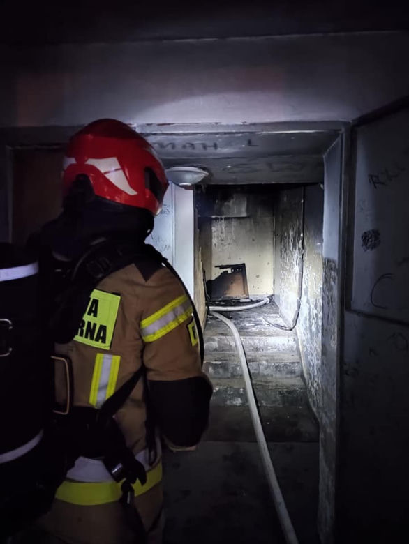 Nocny pożar w budynku w Toruniu. Cztery zastępy straży w akcji