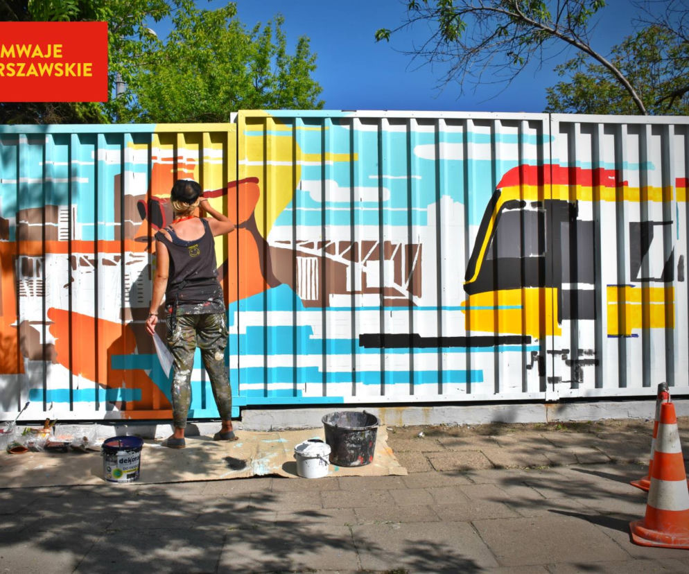 Mural przedstawia historię warszawskich tramwajów i najważniejsze elementy stolicy