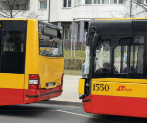 Zderzenie autobusów w Warszawie. Pękły szyby, jedna osoba w szpitalu