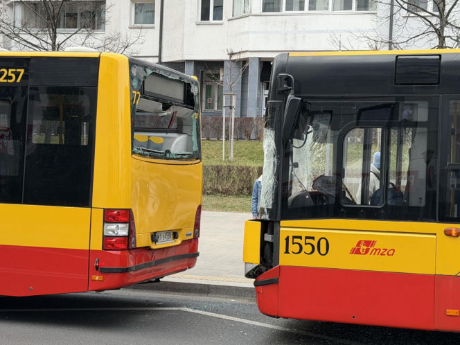 Zderzenie autobusów w Warszawie. Pękły szyby, jedna osoba w szpitalu