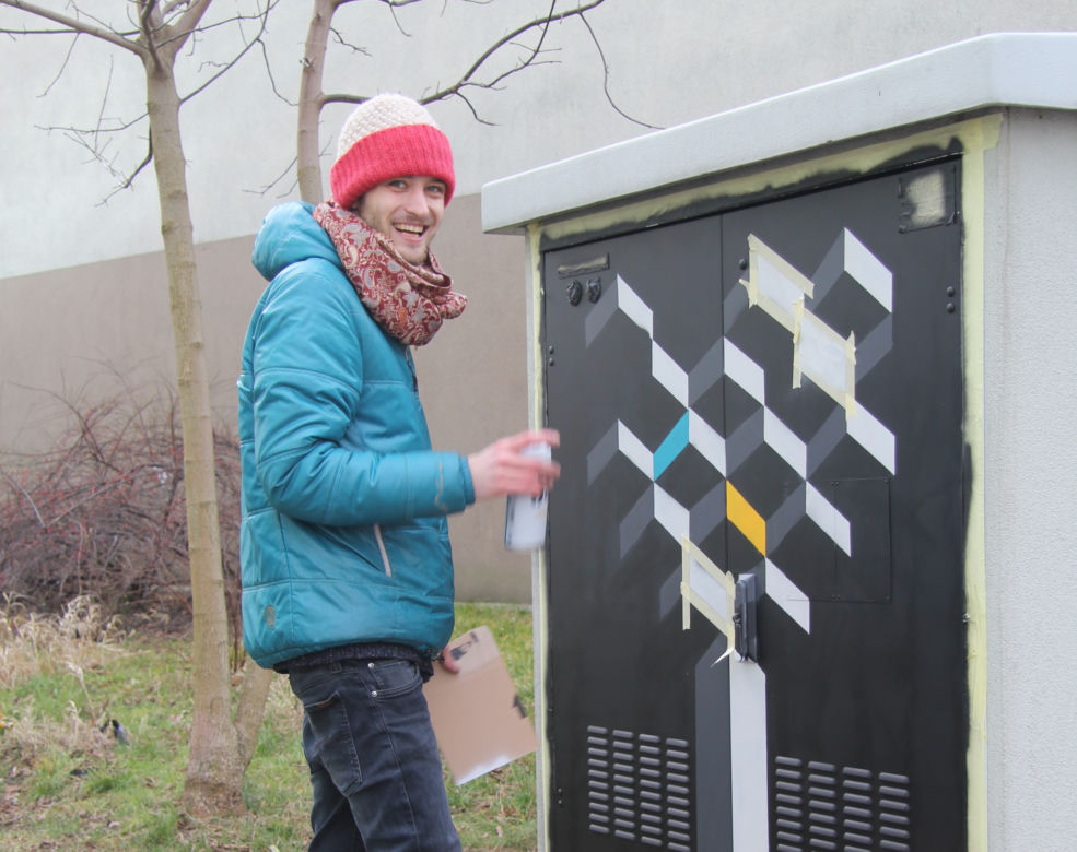 Artysta pomaluje skrzynki elektryczne w centrum Katowic. Chce zwrócić uwagę na problem dewastacji w przestrzeni publicznej