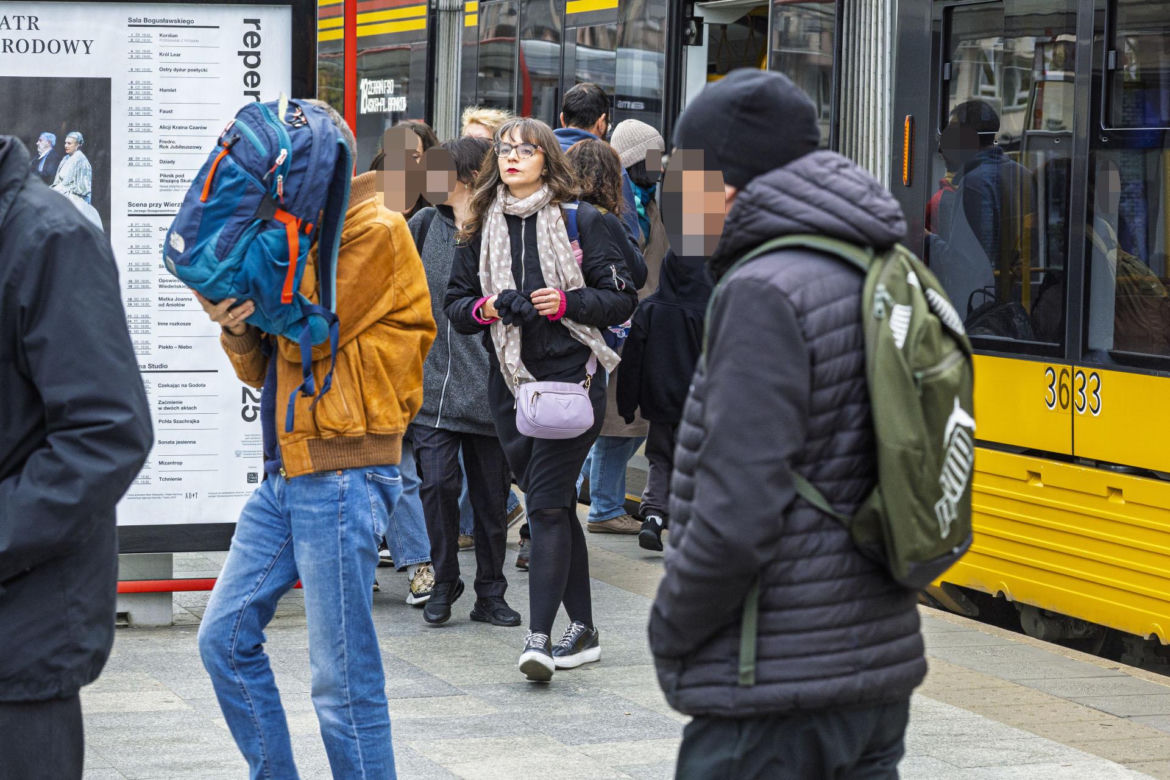 Jachira maluje się w tramwaju