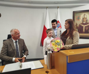 Podczas lipcowej sesji rady miasta władze Siedlec i radni złożyli oficjalne gratulacje 10-letniemu Kubie Lewczukowi – młodemu i bardzo utalentowanemu szachiście, tegorocznemu Mistrzowi Polski w szachach klasycznych, pochodzącemu z Siedlec.