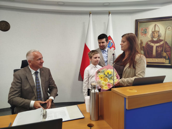 Podczas lipcowej sesji rady miasta władze Siedlec i radni złożyli oficjalne gratulacje 10-letniemu Kubie Lewczukowi – młodemu i bardzo utalentowanemu szachiście, tegorocznemu Mistrzowi Polski w szachach klasycznych, pochodzącemu z Siedlec.