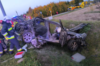 Audi zderzyło się z ciężarówką. Jedna osoba w ciężkim stanie