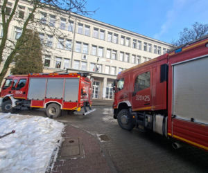 Szkoła ewakuowana z powodu telefonu uczennicy. Strażacy ostrzegają o niebezpieczeństwie