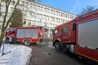 Szkoła ewakuowana z powodu telefonu uczennicy. Strażacy ostrzegają o niebezpieczeństwie