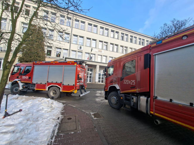Szkoła ewakuowana z powodu telefonu uczennicy. Strażacy ostrzegają o niebezpieczeństwie