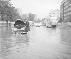 Warszawa zniknęła pod wodą! Zalane ulice i chodniki. Co tam się działo! Archiwalne zdjęcia z lat 60.