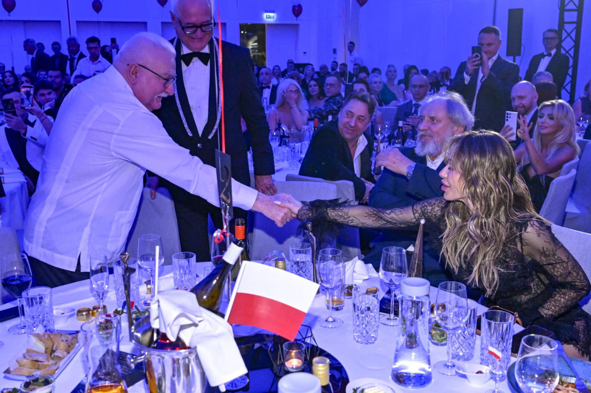 Co za kontrast! Doda w skąpej stylizacji przy stole z Wałęsą. Artystka odsłoniła pośladki