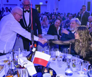 Co za kontrast! Doda w skąpej stylizacji przy stole z Wałęsą. Artystka odsłoniła pośladki