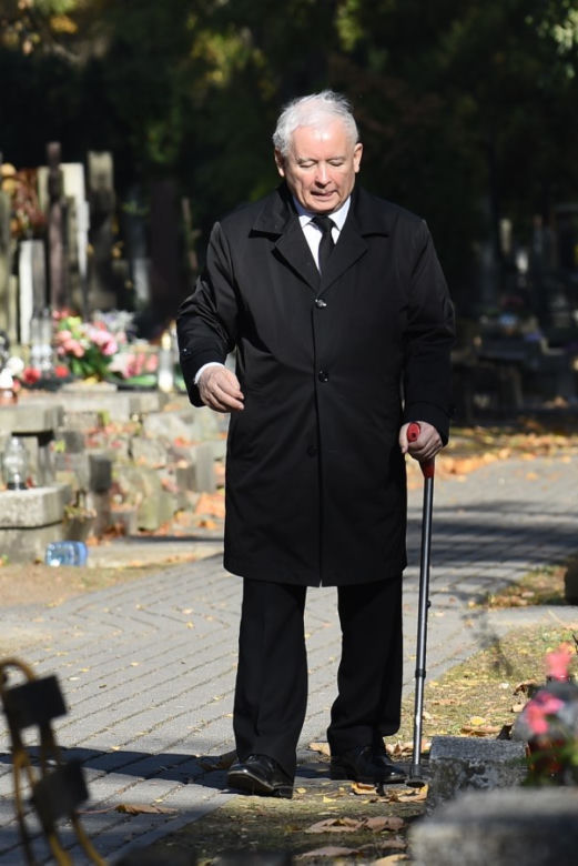 Limuzyną na grób matki. Jarosław Kaczyński 