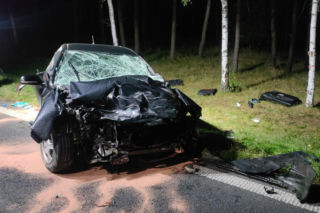 Potężne czołowe zderzenie pod Rydzyną! Nie żyje 18-latka