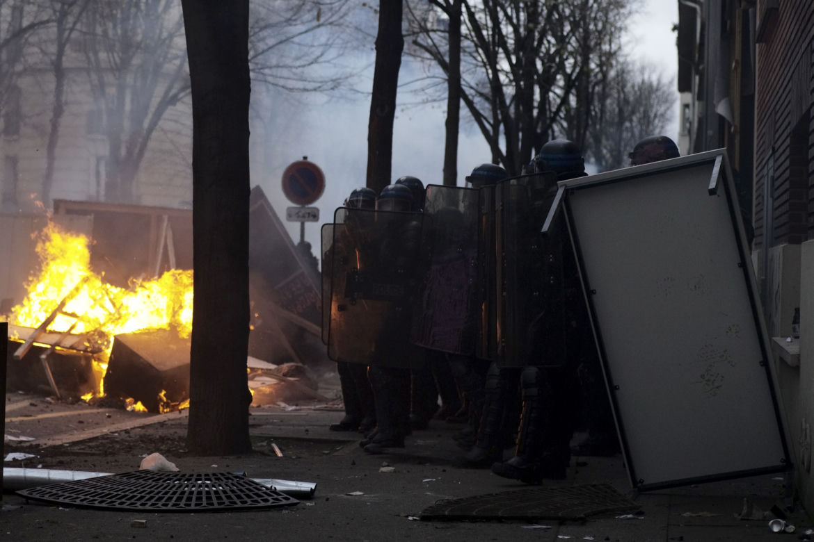 Francja płonie! Wielki atak na policję, dziesiątki rannych