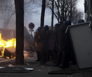 Francja płonie! Wielki atak na policję, dziesiątki rannych