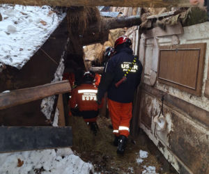 Dach stodoły runął pod naporem śniegu. W środku były zwierzęta