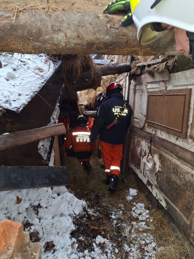 Dach stodoły runął pod naporem śniegu. W środku były zwierzęta