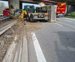 Śmiertelny wypadek pod Krakowem. Ciężarówka uderzyła w filar wiaduktu