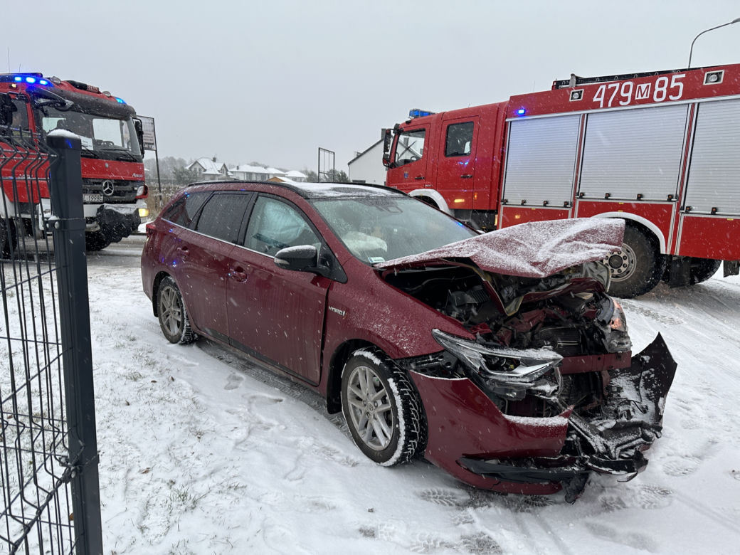 Kierowcy zapomnieli jak się jeździ?! Wysyp kolizji i wypadków w Warszawie bo... spadł śnieg 