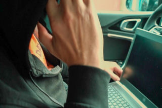 Seniorka straciła oszczędności. Omamił ją fałszywy bankier!