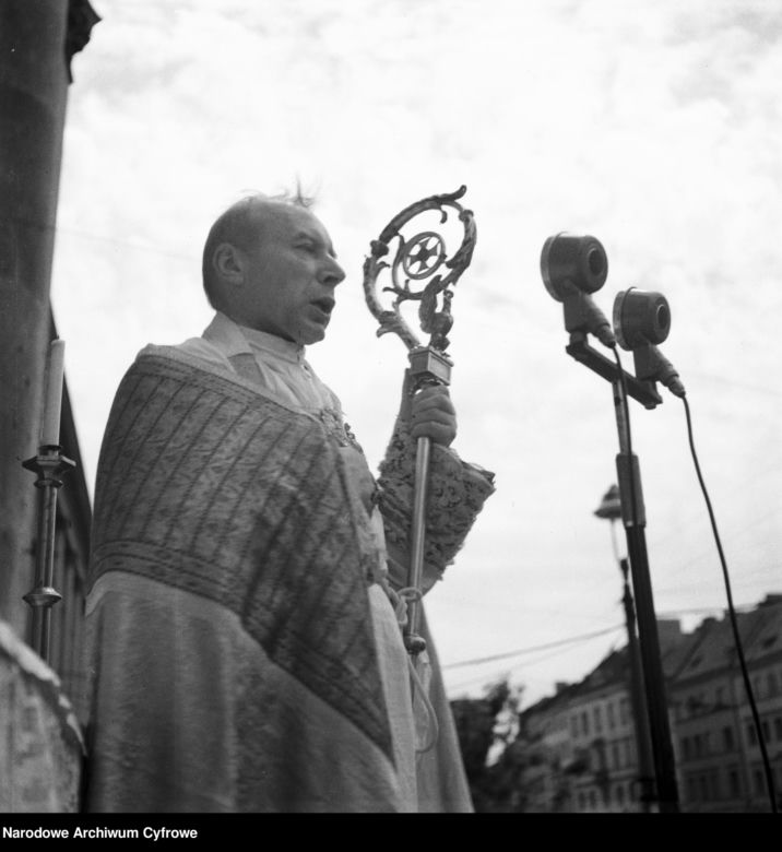 Uroczystość Bożego Ciała w Warszawie celebrowana przez Prymasa Polski kardynała Stefana Wyszyńskiego - 1957 rok