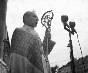 Uroczystość Bożego Ciała w Warszawie celebrowana przez Prymasa Polski kardynała Stefana Wyszyńskiego - 1957 rok