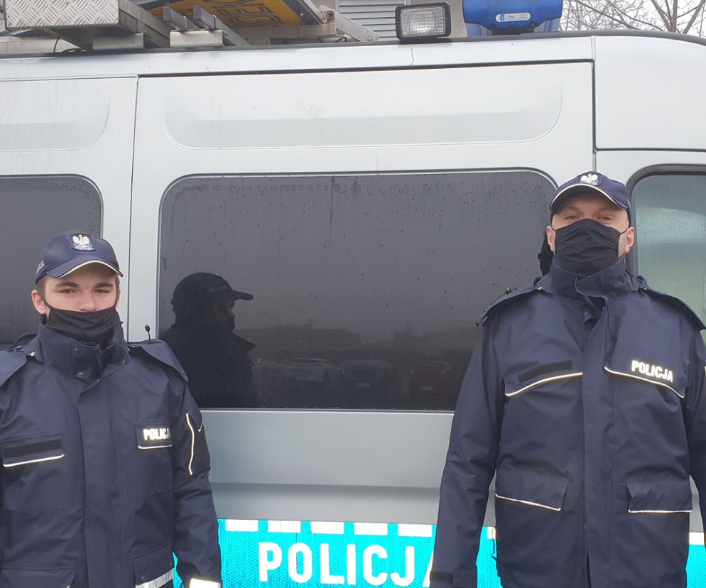 Ugrzęzła w BAGNIE! Policjanci ruszyli na pomoc