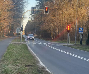 Na Nowym Świecie koło Leszna zamontowano sygnalizację świetlną. Kiedyś doszło tu do tragedii