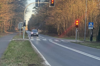Na Nowym Świecie koło Leszna zamontowano sygnalizację świetlną. Kiedyś doszło tu do tragedii