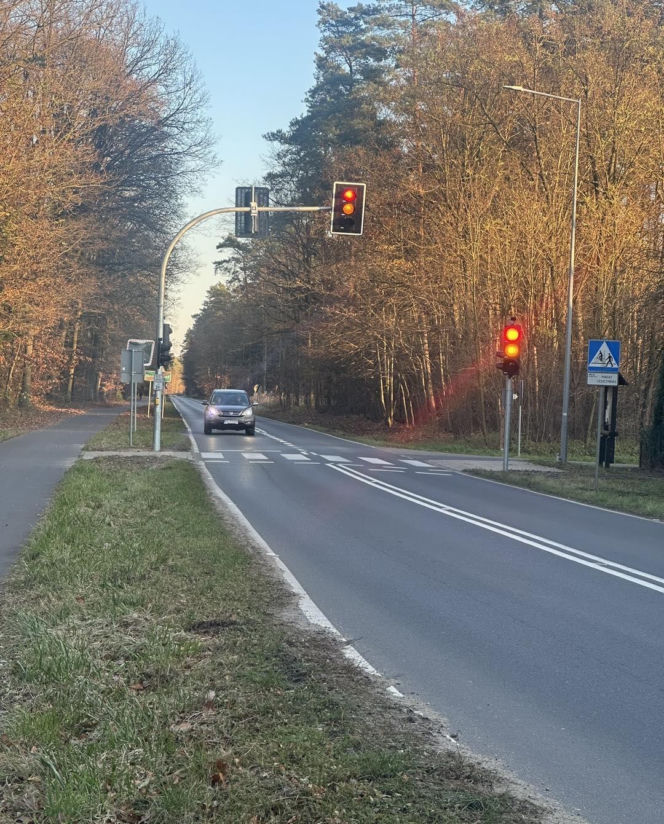 Na Nowym Świecie koło Leszna zamontowano sygnalizację świetlną. Kiedyś doszło tu do tragedii