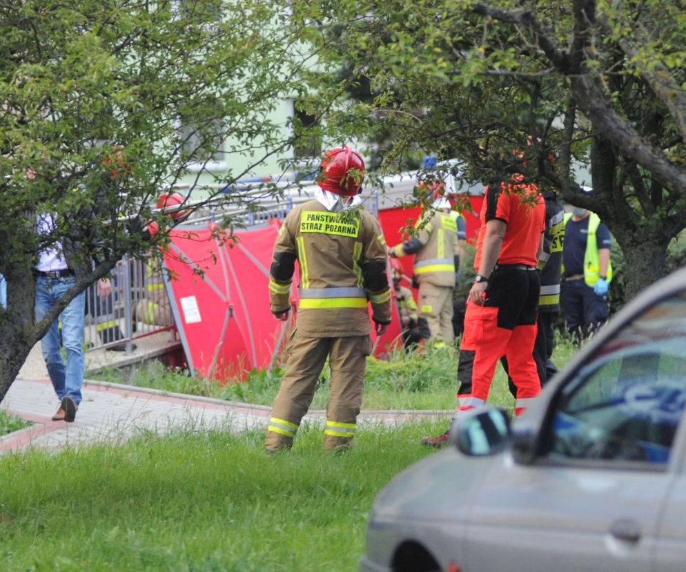 Tragedia w Koszalinie. Rodzeństwo wypadło z 9. piętra! Dzieci zginęły na miejscu [NOWE FAKTY]