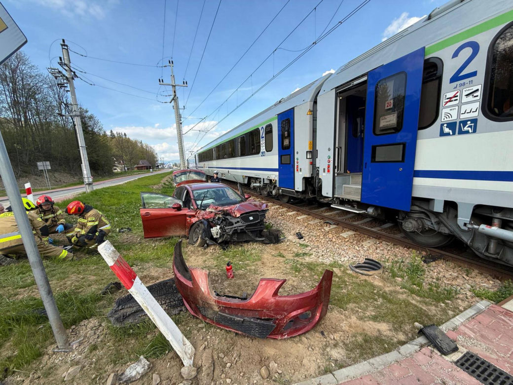 Pociąg zderzył się z osobówką! Są poszkodowani! Duże korki na zakopiance