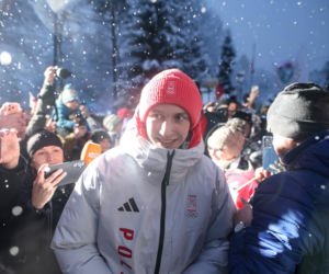 Kacper Tomasiak zaliczył dramatycznie wyglądający upadek w Vikersund