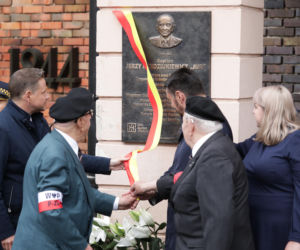 Odsłonięto tablicę upamiętniającą powstańca warszawskiego Jerzego Mindziukiewicza „Jura”