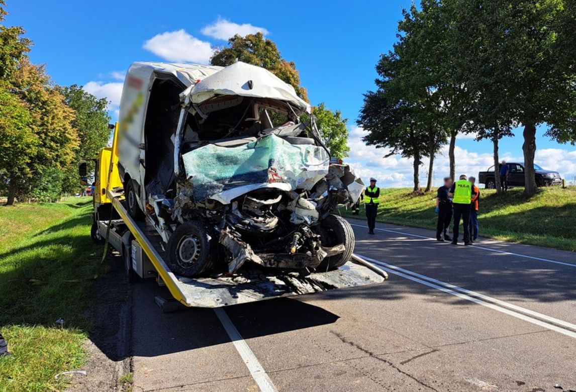 Przerażający wypadek pod Starogardem Gdańskim. Dwóch 30-latków zginęło w zmasakrowanym mercedesie [ZDJĘCIA].