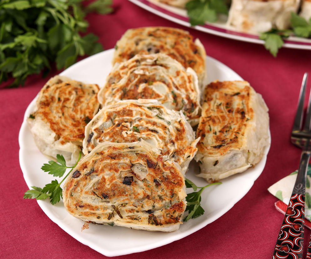 Zwijana przekąska z tortilli – smażone roladki z pieczarkami, które robią furorę na każdej imprezie