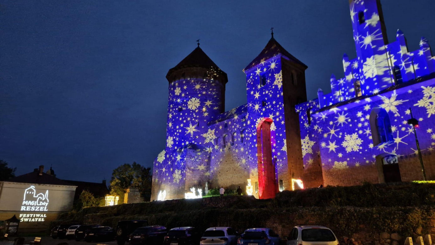 Magiczne iluminacje rozświetliły gotyckie zamczysko. Można poczuć się tu jak w bajce Disneya! [ZDJĘCIA]