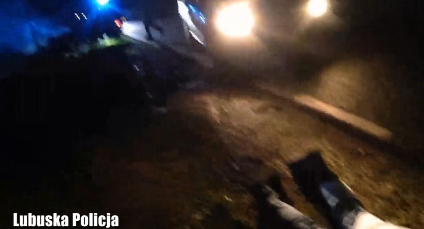 Szalony pościg w Zielonej Górze! Kierowca uciekał audi z dwoma kołami i dachował. Jest nagranie [ZDJĘCIA]