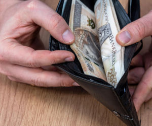 Pracowałeś w PRL lub w latach 90.? ZUS może podnieść Twoją emeryturę. Liczy się każdy świstek sprzed reformy