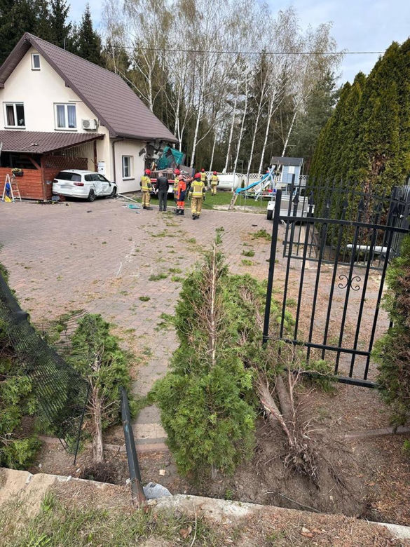 Tragedia w Sochaczewie. Przewoził stal cieżarówką, wjechał w dom. Jedna osoba nie żyje