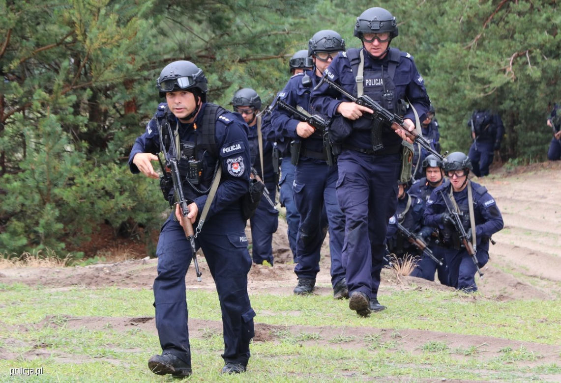 Policjanci z Rzeszowa jak z filmu Patryka Vegi. Zobaczcie zdjęcia z poligonu 