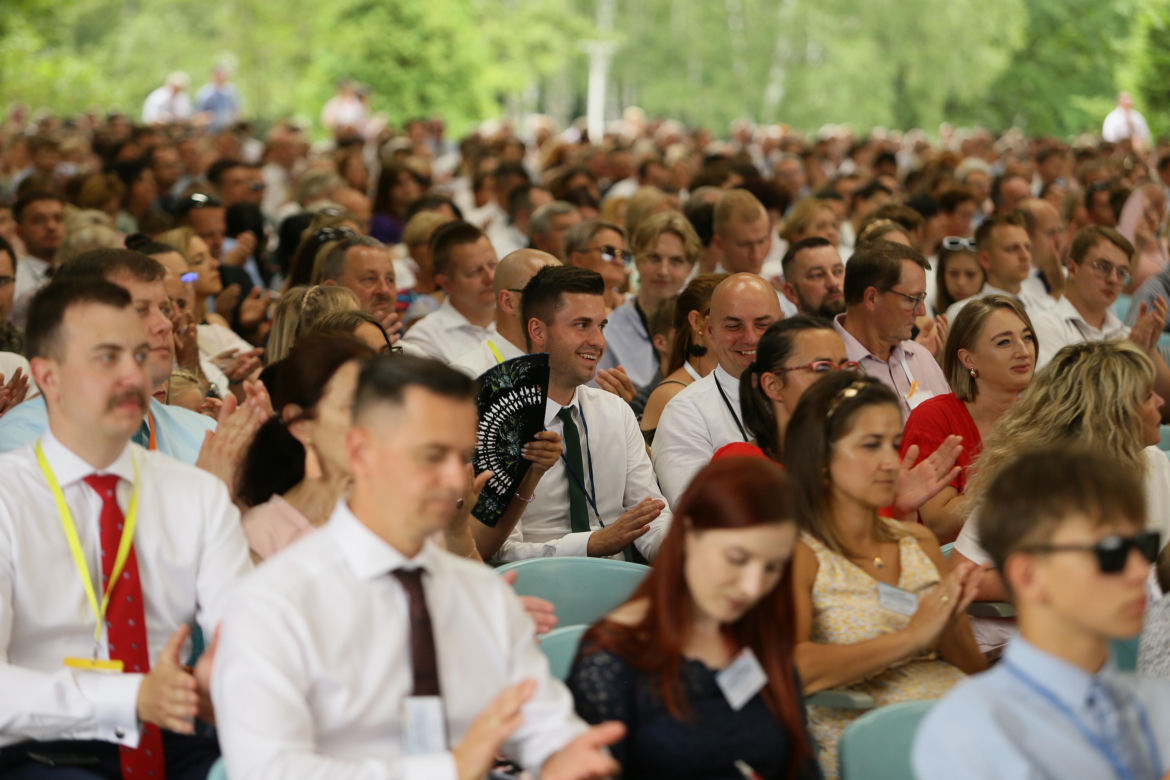 Kongres Świadków Jehowy 2024. W niedzielnych wydarzeniach wzięły udział tłumy