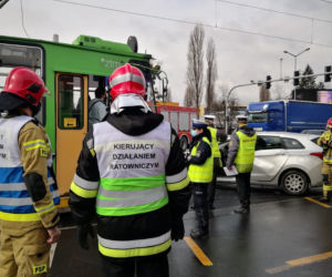 Poznań: Zderzenie tramwaju z samochodem. Kierowca ZAKLESZCZONY w aucie! 