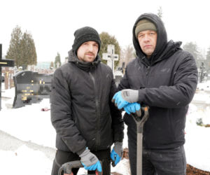 Siarczyste mrozy to gigantyczne wyzwanie dla grabarzy. Tak pracują na Podlasiu