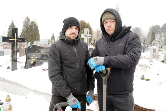 Siarczyste mrozy to gigantyczne wyzwanie dla grabarzy. Tak pracują na Podlasiu