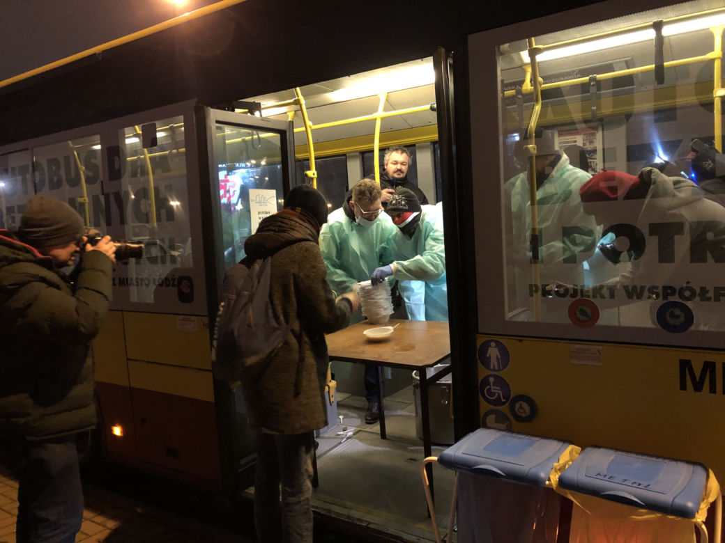 Autobus dla bezdomnych w Łodzi. Zobacz, jak wygląda pomoc potrzebującym