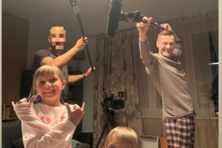 M jak miłość na planie. Piotrek (Marcin Mroczek), bliźniaczki